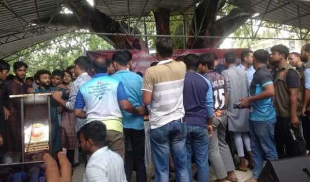 গণঅভ্যুত্থান দিবসের অনুষ্ঠানে জুলাই যোদ্ধাদের দুই গ্রুপের ধস্তাধস্তি