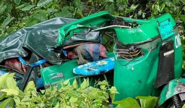অটোরিকশায় ট্রেনের ধাক্কা, মা-মেয়ে নিহত