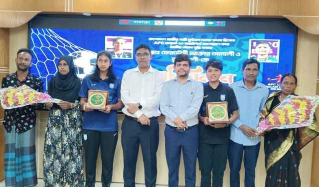 রাইজিংবিডিতে সংবাদের পর দুই ফুটবলারকে সংবর্ধনা দিলেন পঞ্চগড়ের ডিস