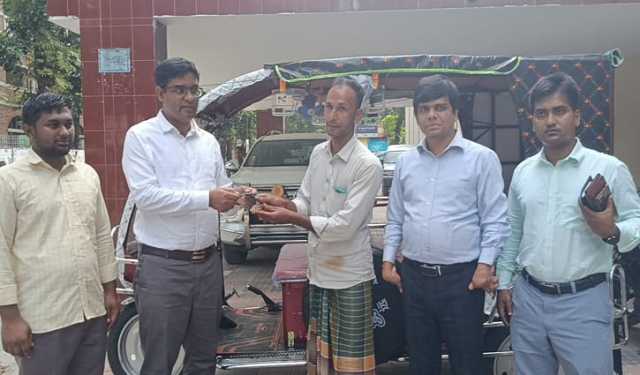 ফুটবলার সোনালীর বাবাকে ইজিবাইক দিলেন ডিসি 