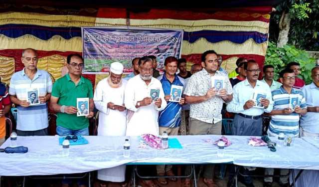 আওয়ামী লীগ নেতাদের নিয়ে ফুটবল টুর্নামেন্ট উদ্বোধন করলেন ইউএনও