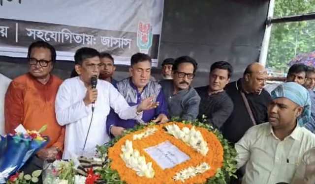 শহীদ মিনারে ফরিদা পারভীনকে শেষ শ্রদ্ধা, দাফন কুষ্টিয়ায়