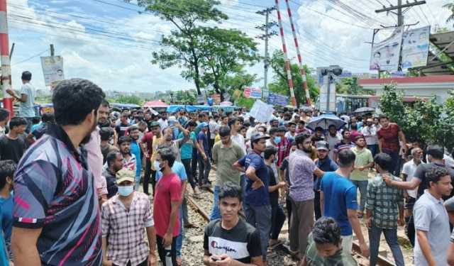 গাজীপুরে ট্রেন আটকে পলিটেকনিক শিক্ষার্থীদের বিক্ষোভ 