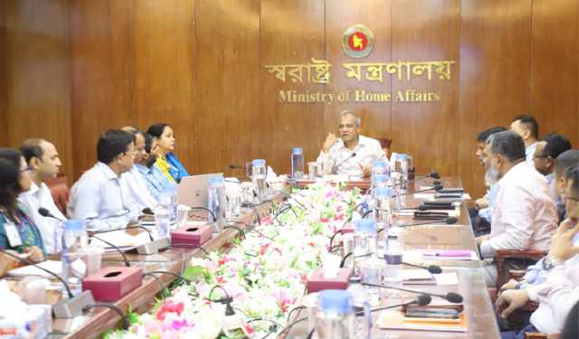 রাজনৈতিক দলের লেজুড়বৃত্তি ও দুর্নীতির করা যাবে না: স্বরাষ্ট্র উপদেষ্টা