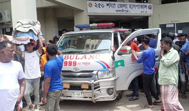 মাদারীপুরে তিন ভাইকে কুপিয়ে জখম