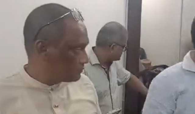 জাকসু নির্বাচন: ভোটের আগের রাতে নির্বাচন কমিশনে বহিরাগত, ক্ষোভ