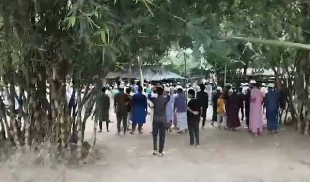 রাজশাহীতে খানকা ভাঙচুর করলেন ‘ক্ষুব্ধ জনতা’, দাঁড়িয়ে দেখলেন ওসি