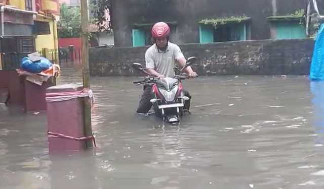 নজিরবিহীন বৃষ্টিতে বিপর্যস্ত কলকাতা