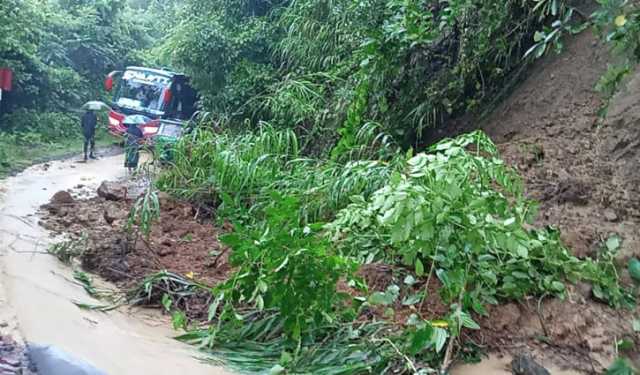 বাঘাইছড়িতে পাহাড়ধসে সড়কে যান চলাচল বন্ধ