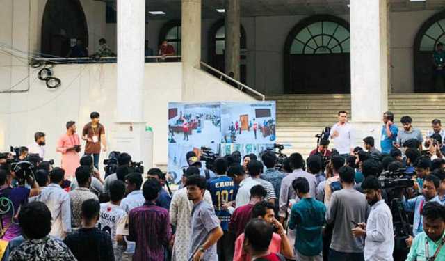এলইডি স্ক্রিন চালু, ভোট গণনা দেখছেন শিক্ষার্থীরা