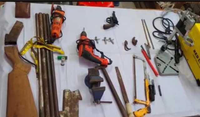 পাবনায় অস্ত্র তৈরির কারখানার সন্ধান, অস্ত্র ও সরঞ্জাম জব্দ, আটক ২