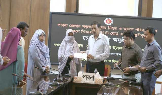 পাবনায় ১৬ পরিবার পেল ৬৮ লাখ টাকা অনুদান 