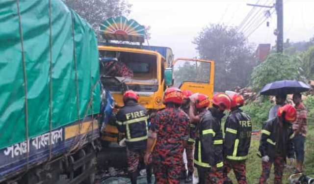 পাবনায় দুই ট্রাকের সংঘর্ষে প্রাণ গেল চালকের, আহত ৩
