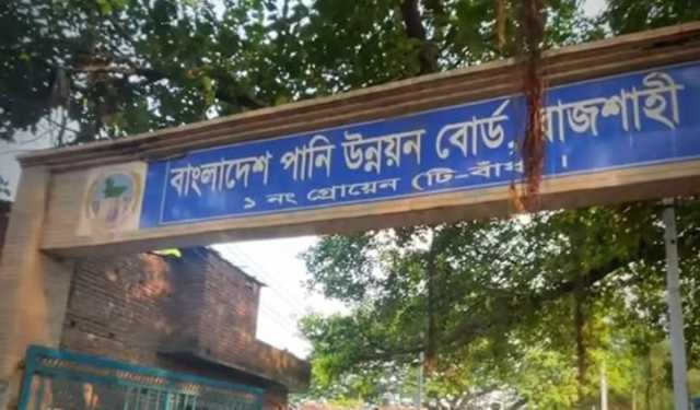 রাজশাহীতে বিপৎসীমা ছুঁই ছুঁই পদ্মার পানি, টি-বাঁধে চলাচল বন্ধ