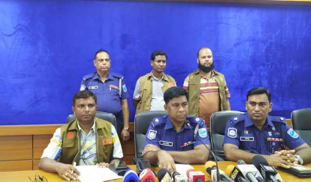 কেরানীগঞ্জে পুলিশ কর্মকর্তা পরিচয়ে প্রতারণার অভিযোগে গ্রেপ্তার ৩