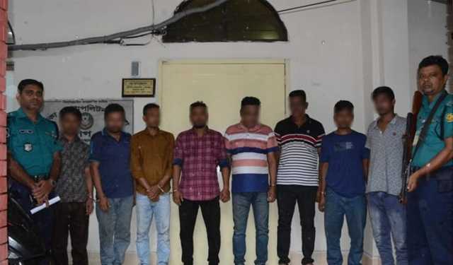 রাজধানীতে ডাকাতি: র‍্যাবের ইউনিফর্ম, খেলনা পিস্তলসহ গ্রেপ্তার ৮