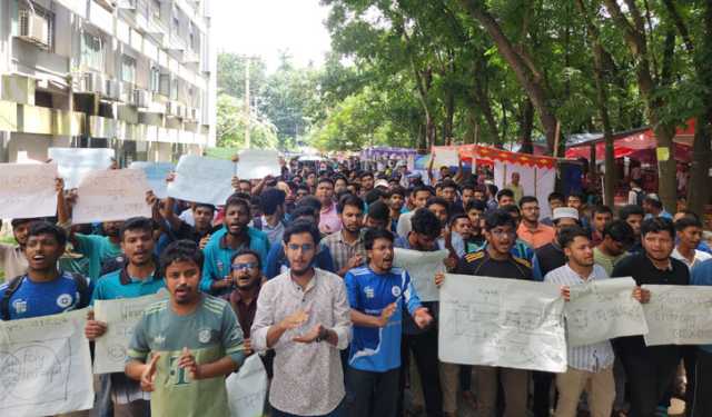 রাজশাহীতে প্রকৌশল শিক্ষার্থীদের মহাসড়ক অবরোধ