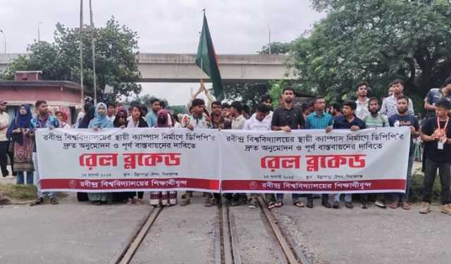 রবীন্দ্র বিশ্ববিদ্যালয়ের শিক্ষার্থীদের রেল ব্লকেড, আটকা পড়েছে ৬ ট