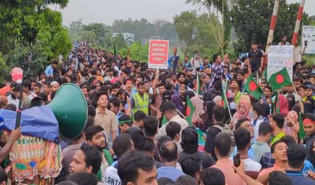গাজীপুরে ডিপ্লোমা প্রকৌশলীদের অবরোধে ট্রেন চলাচল বন্ধ 