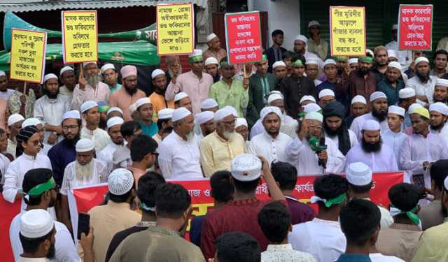 পবায় ‘ভণ্ড পীর-ফকিরদের’ কার্যক্রম বন্ধের দাবিতে মানববন্ধন