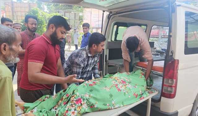 চলন্ত ট্রেনের ছাদে ছিনতাইকারীদের সঙ্গে ধ্বস্তাধস্তি, পড়ে গিয়ে পল্লী বিদ্যুৎকর্মীর মৃত্যু