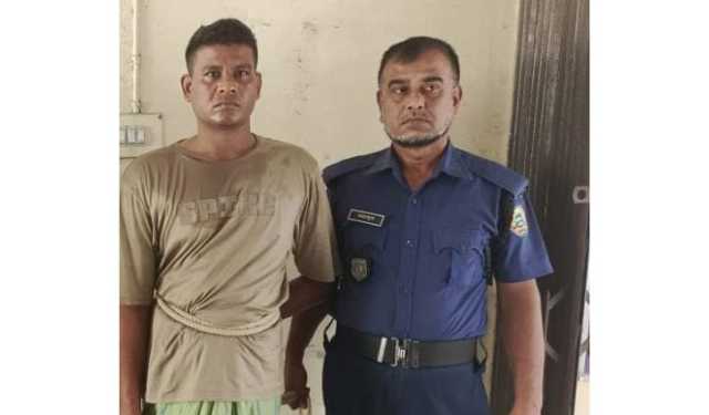 পুলিশের ভুয়া পরিচয়পত্র দেখিয়ে ডাকাতি করতেন রিয়াজ