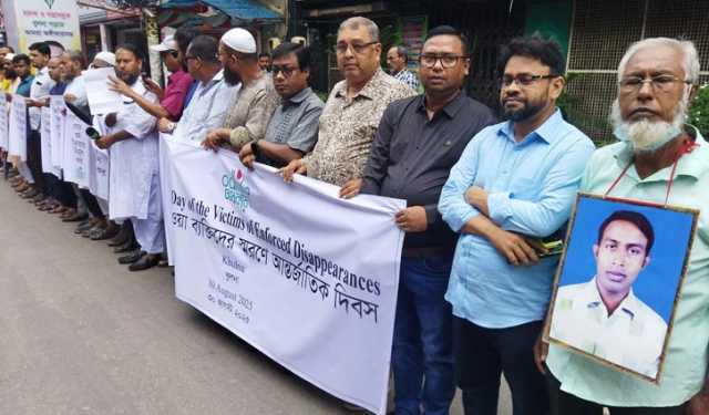 ছেলের অপেক্ষায় চোখের পানি ফেলছেন বাবা 