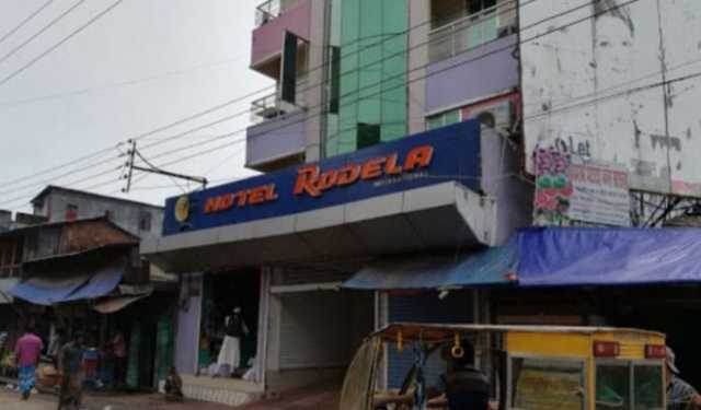 আবাসিক হোটেলে পুরুষ সঙ্গীসহ মাহিয়া মাহি ধরা