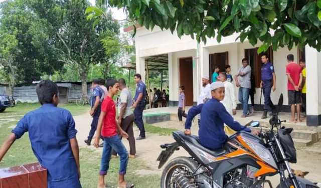 মাদ্রাসা সুপারের বিরুদ্ধে দুর্নীতির অভিযোগ, পদত্যাগ দাবিতে এলাকাবাসীর বিক্ষোভ