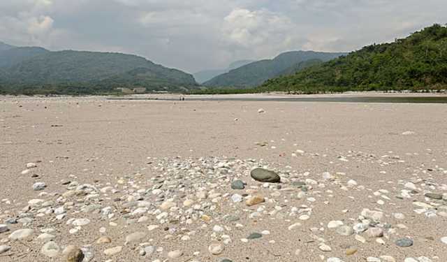 সাদা পাথর লুট: এবার প্রকাশ্যে অনুসন্ধানে দুদক