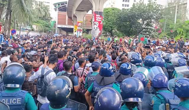 মুখোমুখি পুলিশ ও প্রকৌশল শিক্ষার্থীরা, শাহবাগে থমথমে পরিস্থিতি