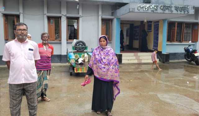 গাছের পাতা খাওয়ায় কুপিয়ে মারা হলো ছাগলকে