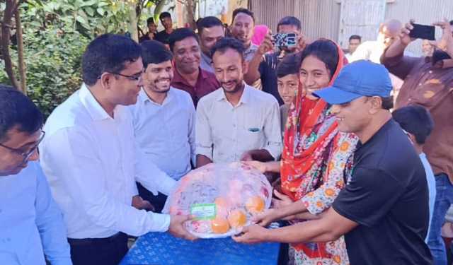 সোনালীদের কুঁড়েঘরে খুশির বার্তা নিয়ে পঞ্চগড়ের ডিসি