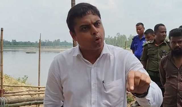 সাংবাদিকদের ‘সন্ত্রাসী’ বললেন ম্যাজিস্ট্রেট