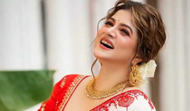 ছেলের বন্ধুরা ‘দিদি’ বলে ডাকে: শ্রাবন্তী