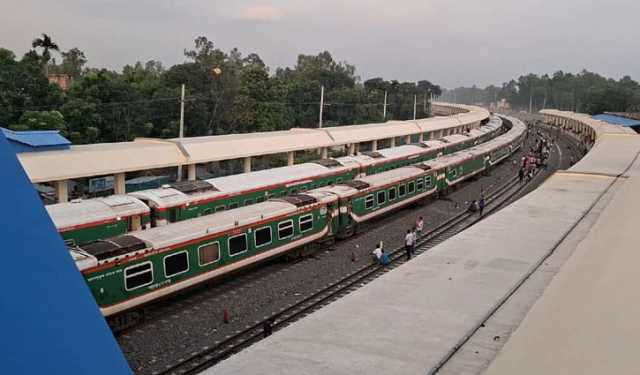 ৩ ঘণ্টা পর ঢাকার সঙ্গে উত্তরবঙ্গের রেল যোগাযোগ স্বাভাবিক