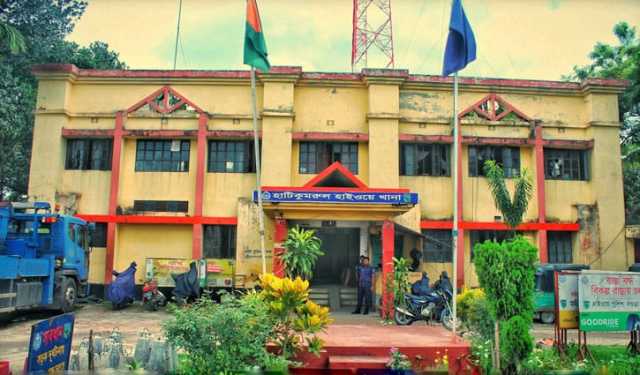 সিরাজগঞ্জে ট্রাক উল্টে চালক নিহত, হেলপার আহত