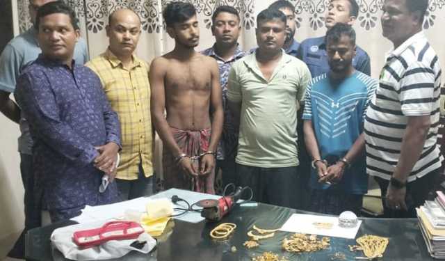 বাগেরহাটে চুরি হওয়া ৩০ ভরি স্বর্ণালঙ্কার উদ্ধার, গ্রেপ্তার ৩