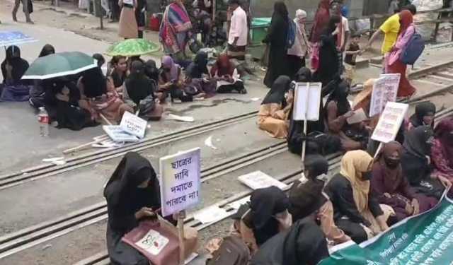 শিক্ষার্থীদের অবরোধে আটকা পড়েছে দ্রুতযান এক্সপ্রেস