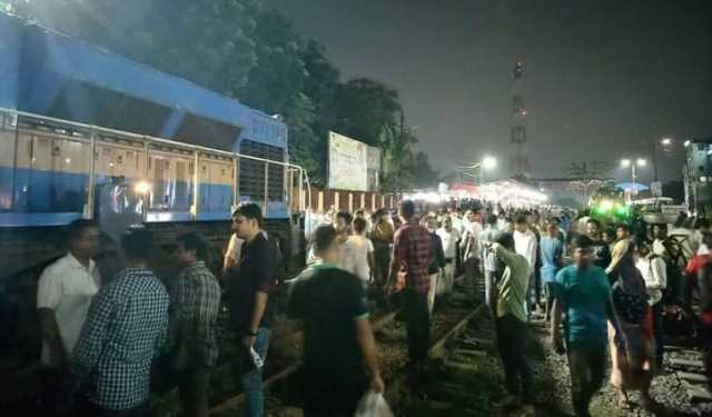গাজীপুরে লাইনচ্যুত ট্রেনের ইঞ্জিন ও বগি উদ্ধার