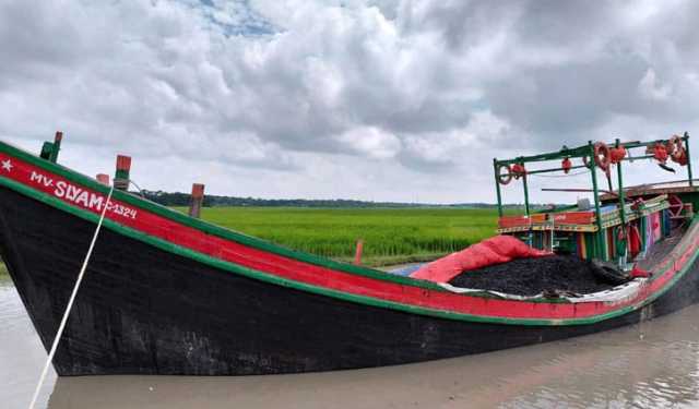 হাতিয়ায় ১৬ লাখ টাকার কয়লাসহ তিনটি ট্রলার জব্দ