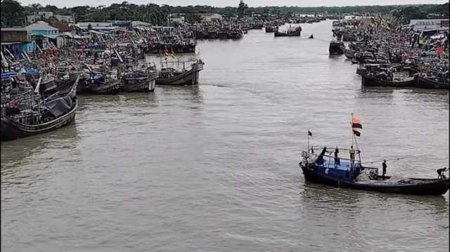 দুই ট্রলারসহ ১৪ জেলেকে ধরে নিল আরাকান আর্মি