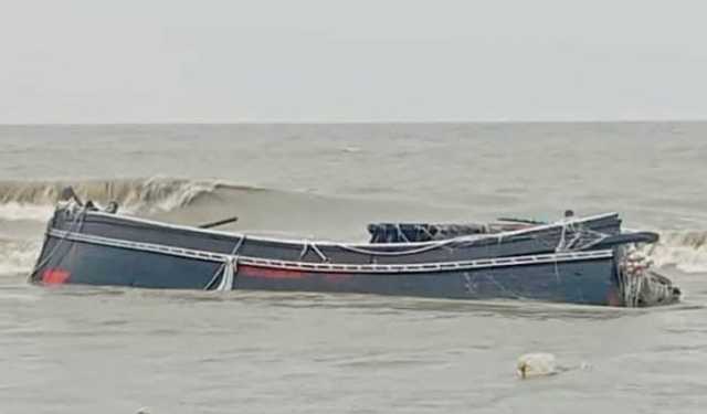 সৈকতে ভেসে এল ডুবে যাওয়া ট্রলারসহ জেলের লাশ
