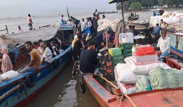 উত্তাল নদীতে চলছে স্টিলবডি ট্রলার, ঝুঁকিতে যাত্রীরা 