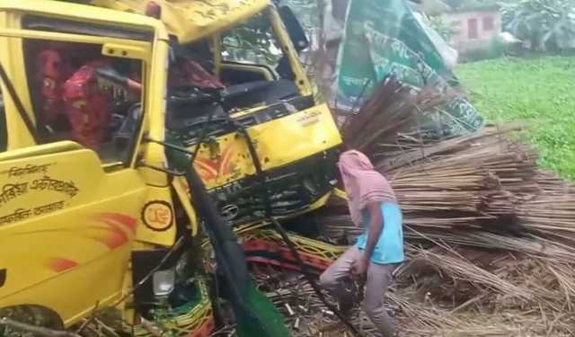 গোপালগঞ্জে ট্রাক নিয়ন্ত্রণ হারিয়ে গাছের সঙ্গে ধাক্কা, চালক নিহত