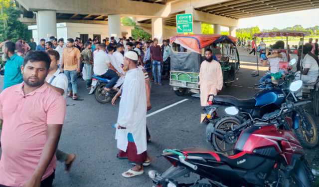 ফরিদপুরে অবরোধ: ফের ঢাকার সঙ্গে দক্ষিণাঞ্চলের যান চলাচল বন্ধ