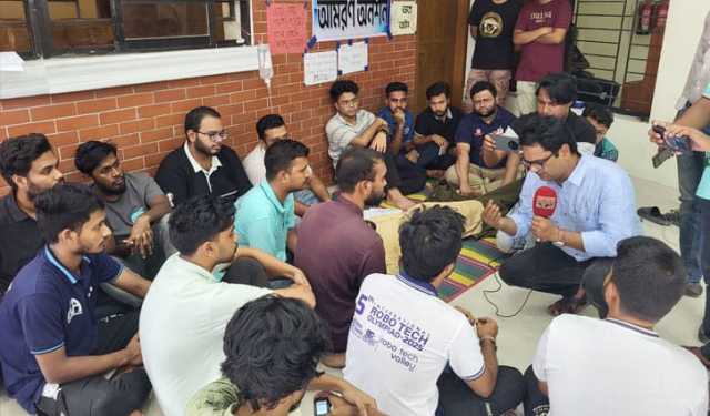 উপাচার্যের মায়ের মৃত্যুর কারণে অনশন ভাঙলেন শিক্ষার্থীরা