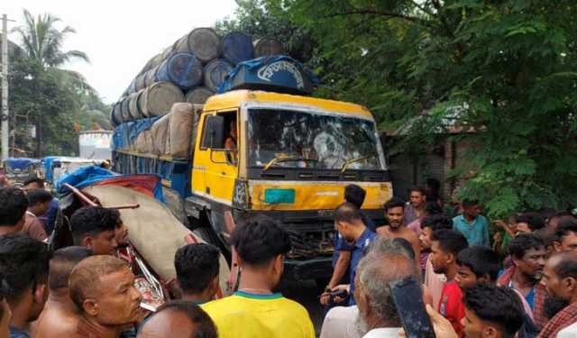 গাইবান্ধায় ট্রাকের ধাক্কায় অটোরিকশার ৩ যাত্রী নিহত