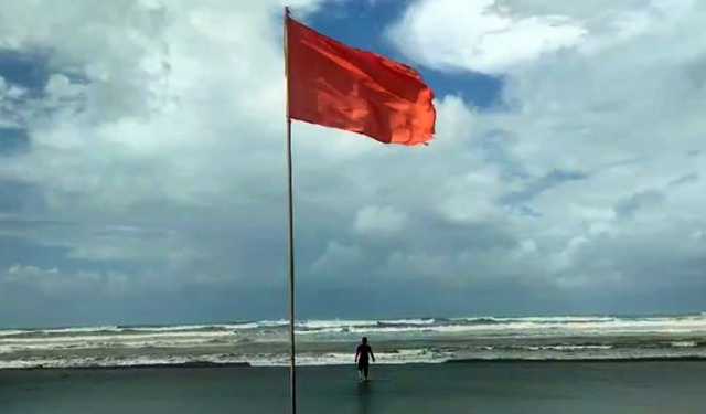 উপকূলজুড়ে ৩ নম্বর সতর্ক সংকেত, কক্সবাজারে ঝড়ো হাওয়ার আশঙ্কা