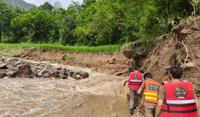 পাকিস্তানে বন্যায় মৃতের সংখ্যা বেড়ে ৩২৭